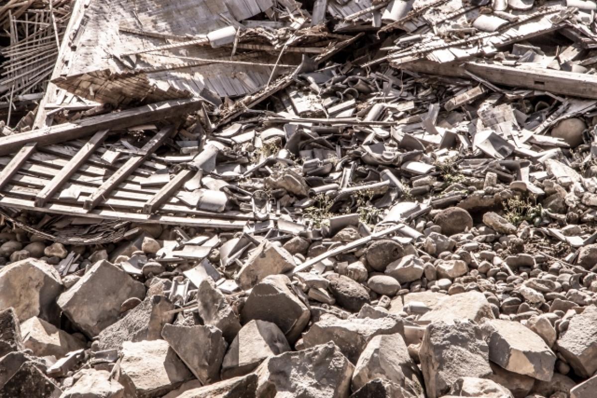 トルコ地震　なぜ多くの建物が崩れ落ちたのか