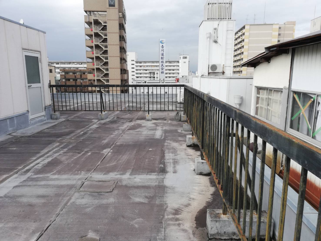 大阪市　 Y社ビル屋上　防水改修工事の施工前